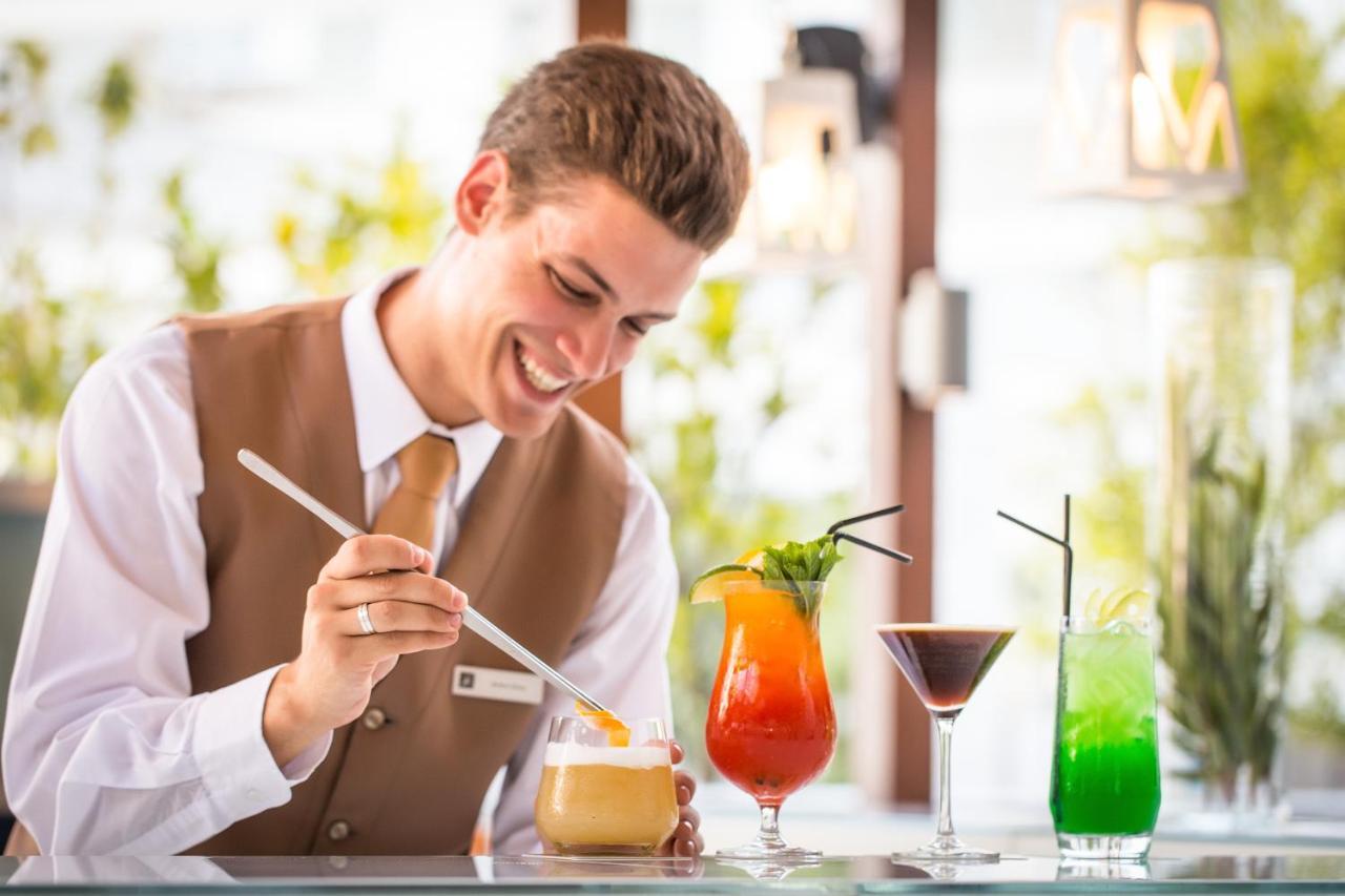 Epic Sana Lisboa Hotel Екстер'єр фото A bartender using a digital tablet
