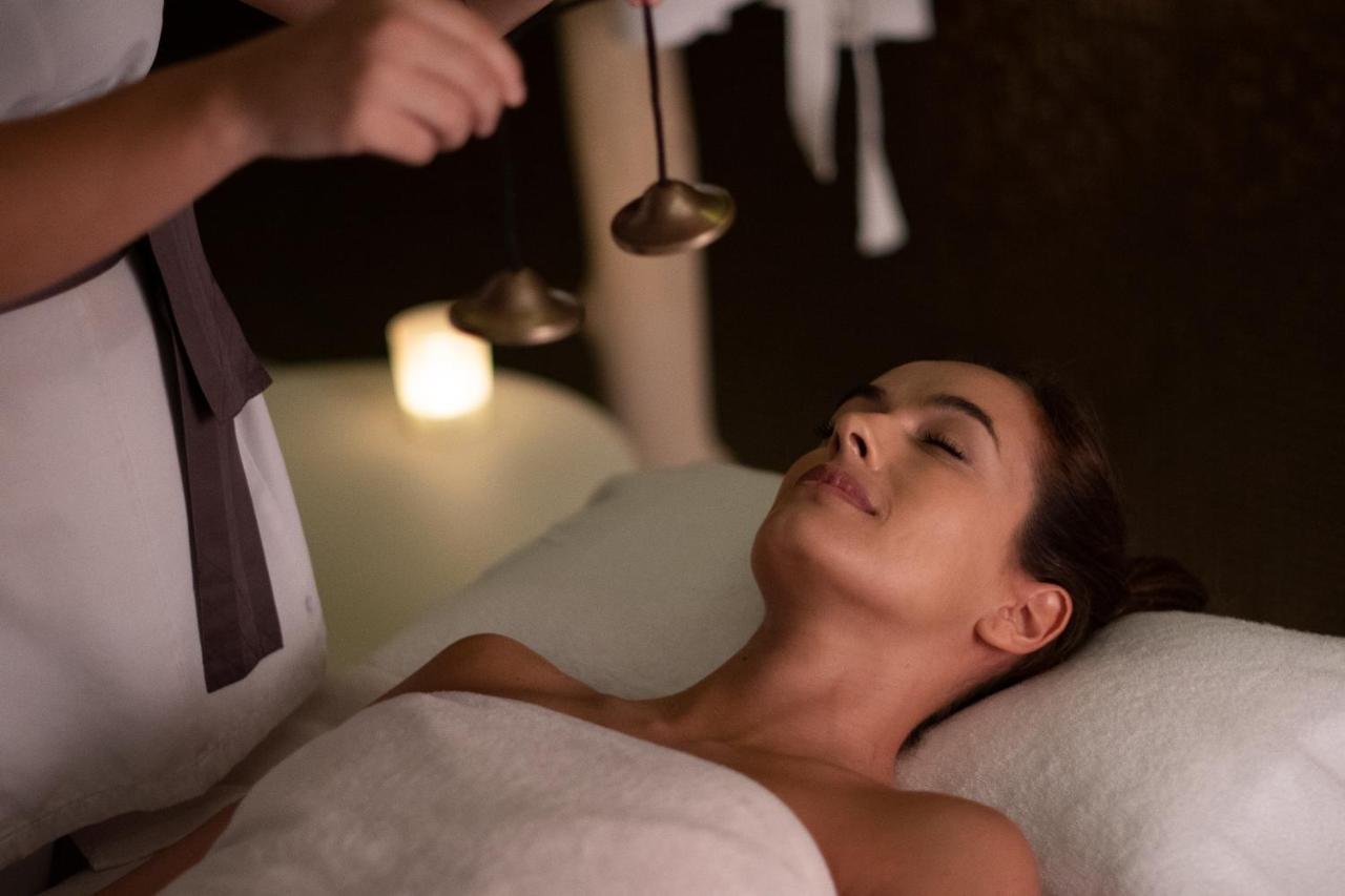 Epic Sana Lisboa Hotel Екстер'єр фото A woman receiving a facial treatment