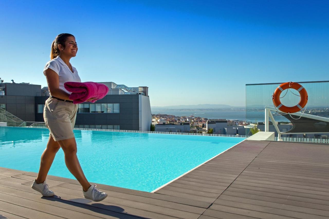 Epic Sana Lisboa Hotel Екстер'єр фото The rooftop pool at the hotel