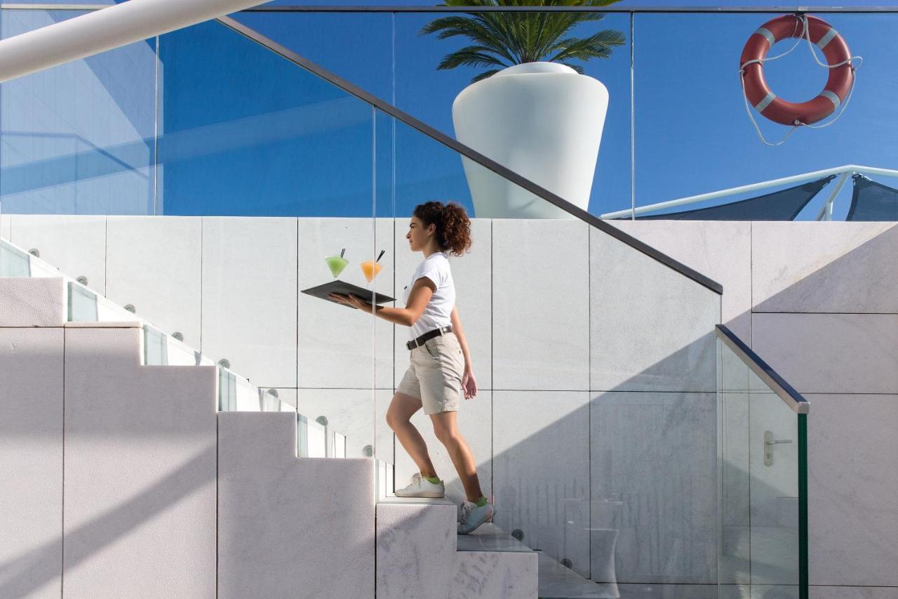 Epic Sana Lisboa Hotel Екстер'єр фото A waitress on board a cruise ship