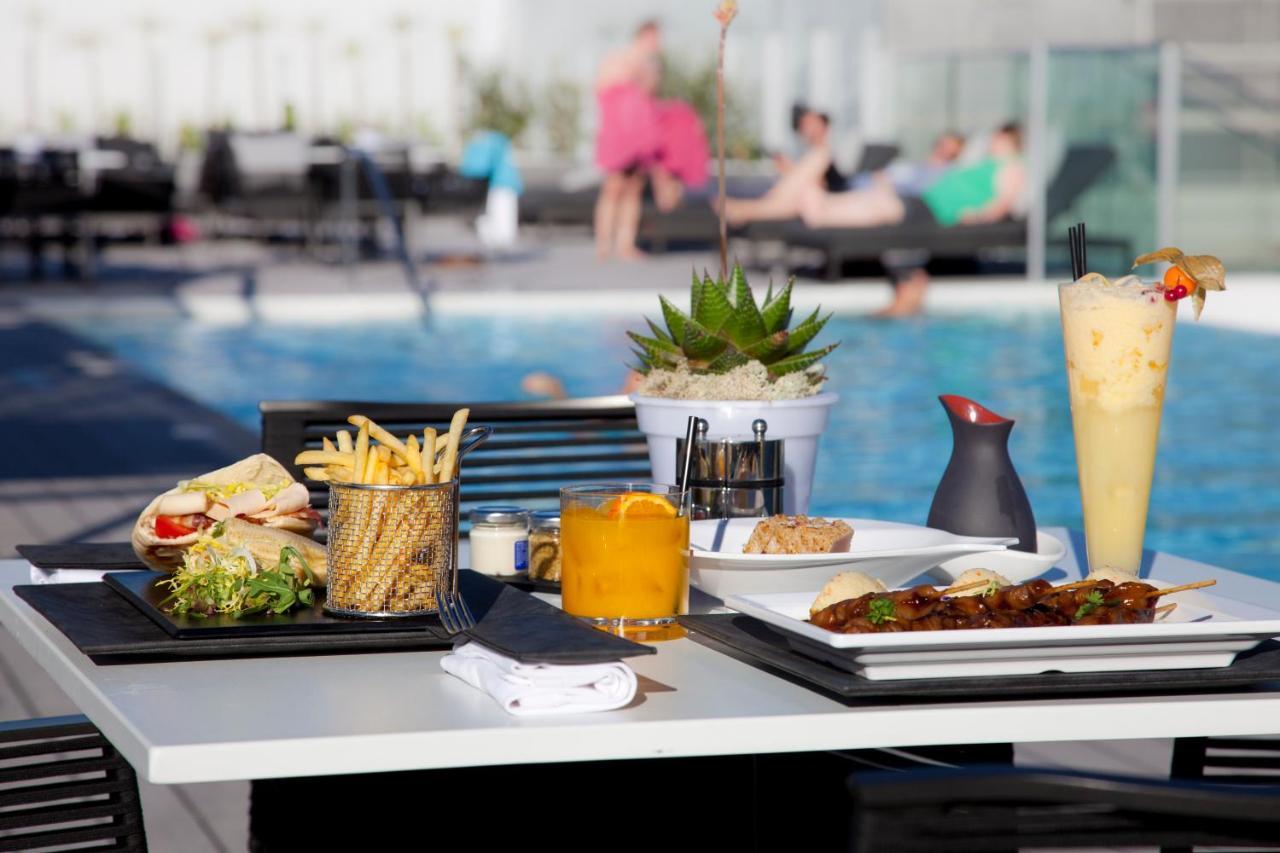 Epic Sana Lisboa Hotel Екстер'єр фото Poolside dining at the hotel