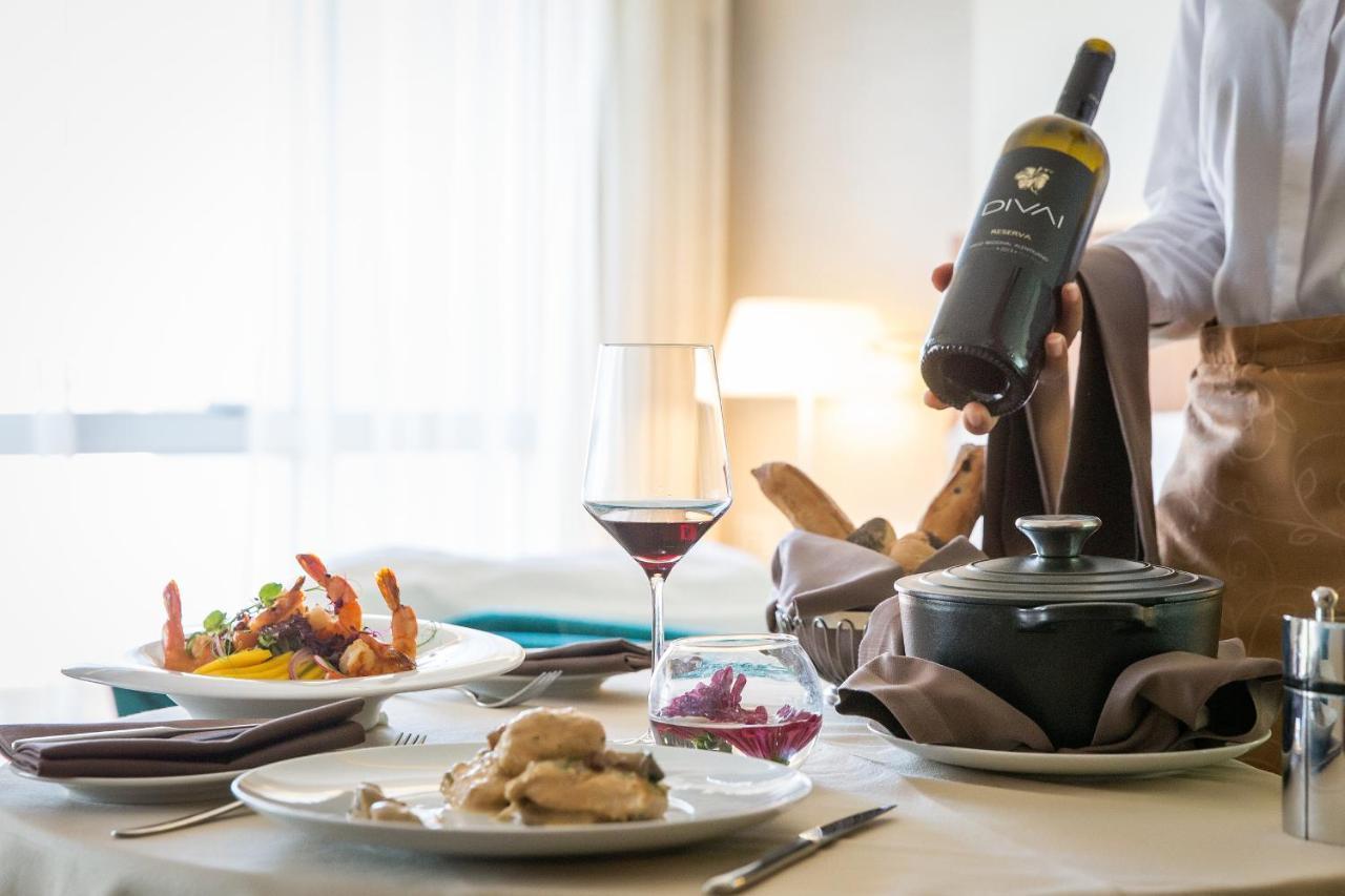 Epic Sana Lisboa Hotel Екстер'єр фото A wine bottle being served