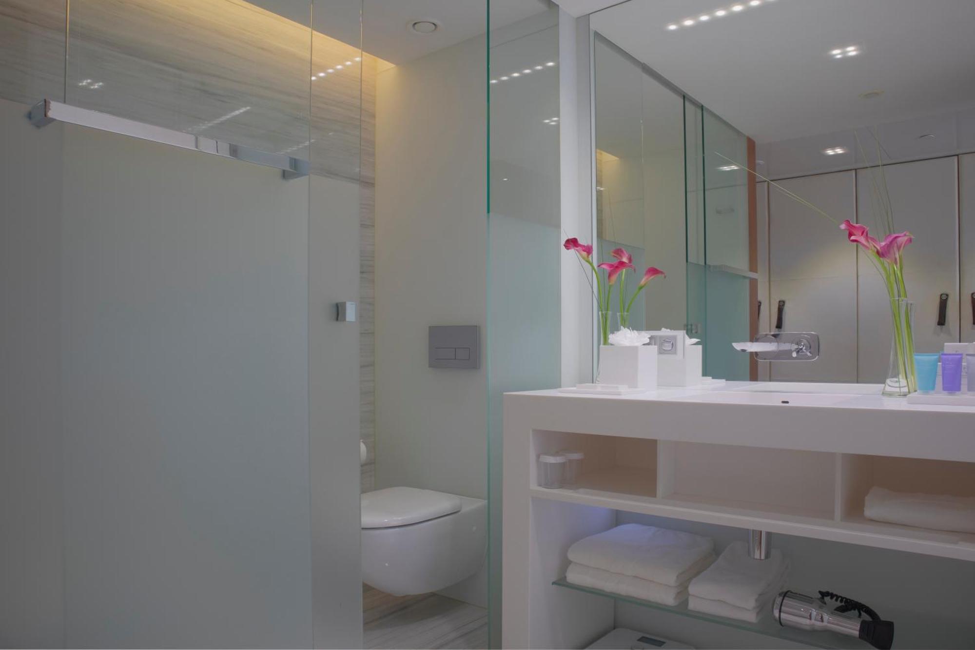 Epic Sana Lisboa Hotel Номер фото A bathroom with a shower enclosure