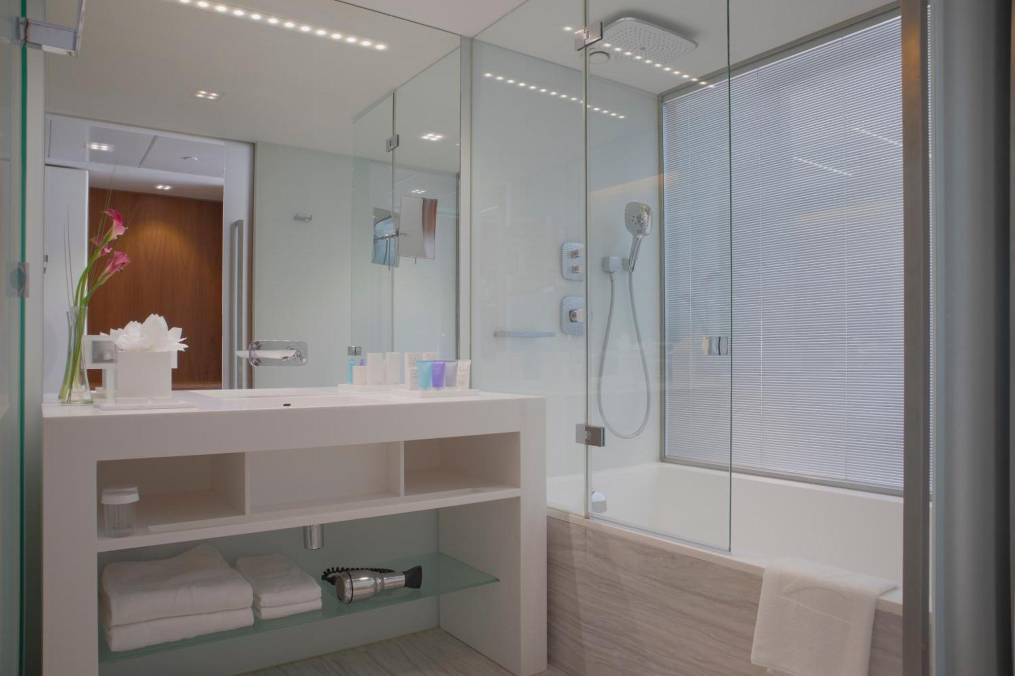 Epic Sana Lisboa Hotel Номер фото A modern bathroom