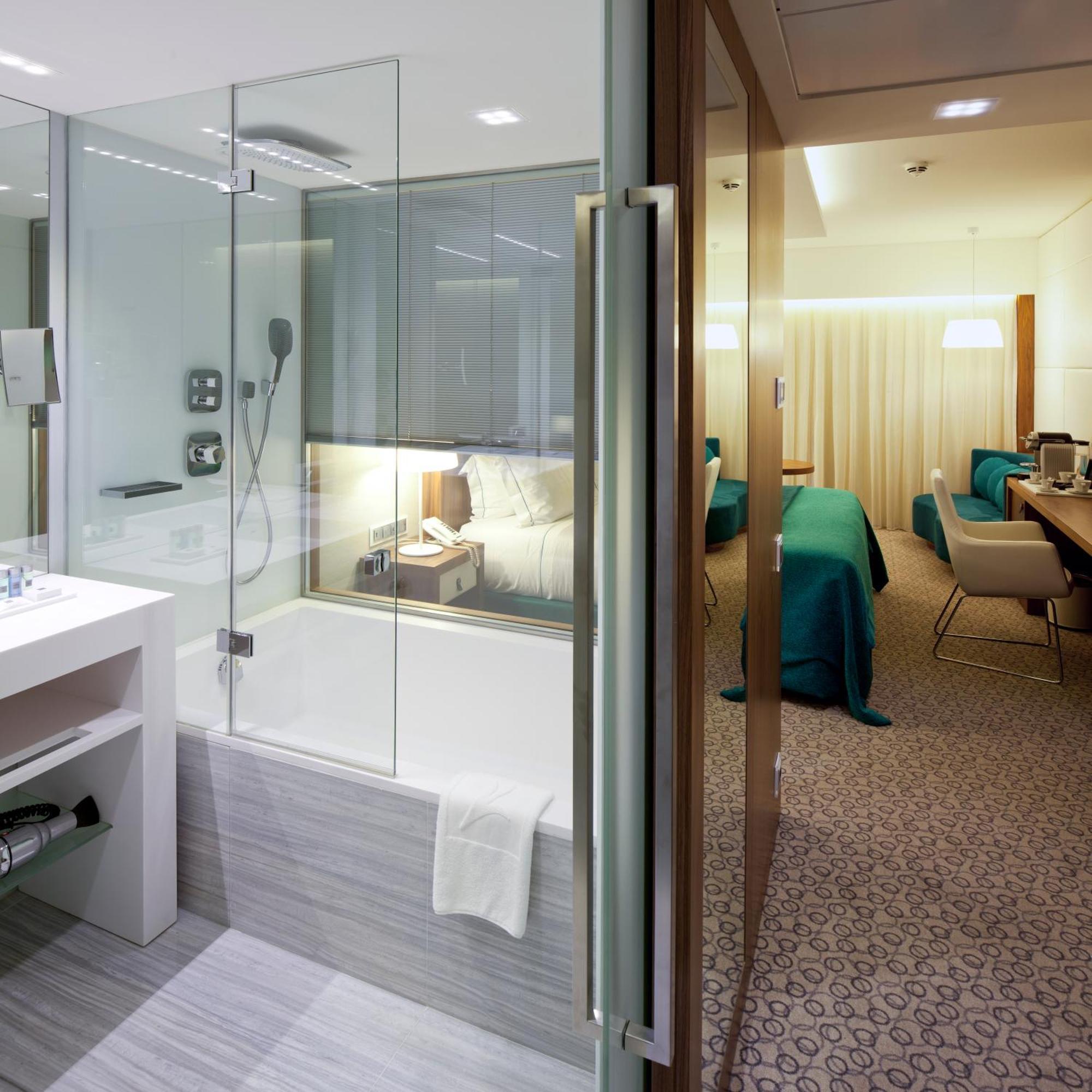 Epic Sana Lisboa Hotel Номер фото A bathroom with a shower enclosure